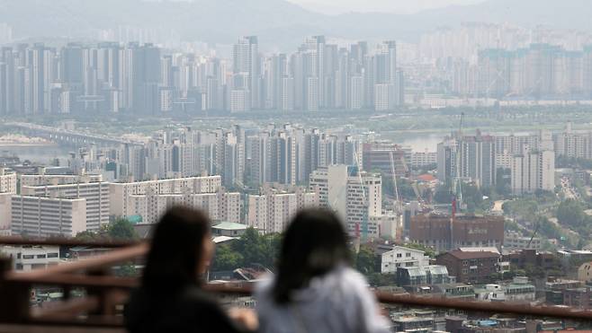 국토부 국토도시실은 서울 여의도 주택건설회관에서 주택업계와 비공개 간담회를 열고 도시개발사업 속도를 높이기 위한 업계 의견을 청취했다. 사진은 서울 시내 아파트의 모습. /사진=뉴스1