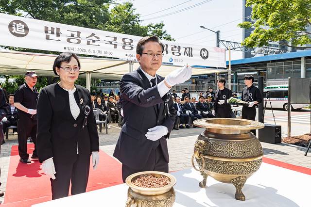 최호권(오른쪽) 서울 영등포구청장이 지난 5일 신길동 반공 순국용사 위령제에 참석해 분향하고 있다. 영등포구청 제공