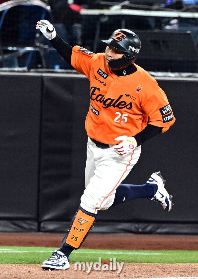 2025년 3월 28일 오후 대전 한화생명 볼파크에서 진행된 '2025 신한 SOL뱅크 KBO 리그' KIA 타이거즈와 한화 이글스의 경기. 한화 김태연이 7회말 2사 후 솔로홈런을 친 뒤 기뻐하고 있다./마이데일리