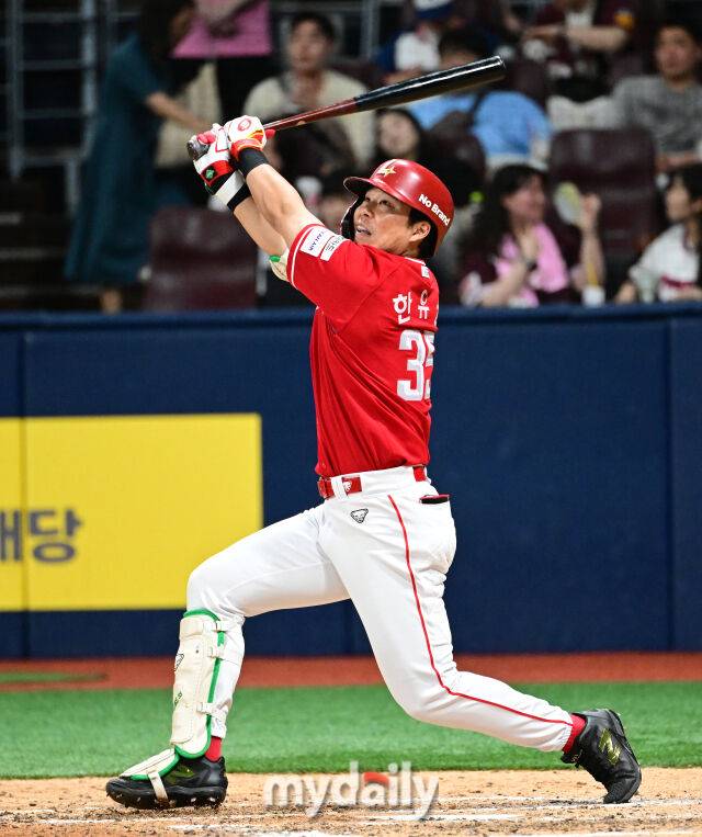 2025년 6월 18일 오후 서울 고척스카이돔에서 열린 '2025 신한 SOL뱅크 KBO 리그' SSG 랜더스와 키움 히어로즈의 경기. SSG 한유섬이 6회초 1사 1루서 타격하고 있다./마이데일리
