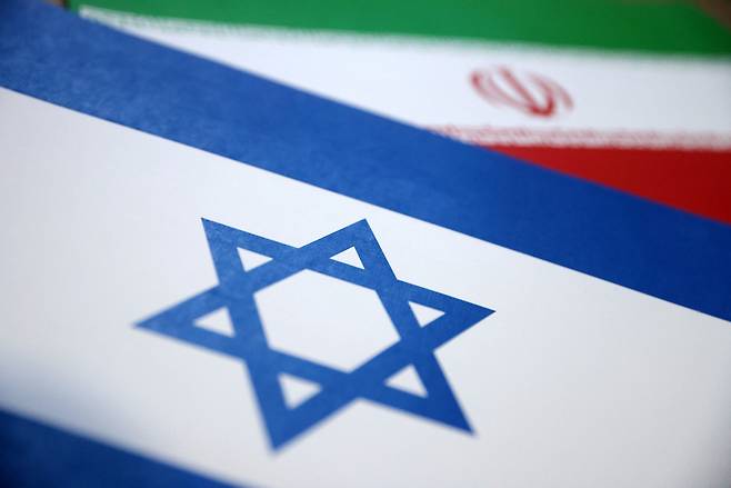 친이스라엘 해킹 조직이 이란 가상화폐 거래소를 해킹했다고 테크크런치가 18일(현지시간) 보도했다. 사진은 이스라엘과 이란 국기. [로이터]