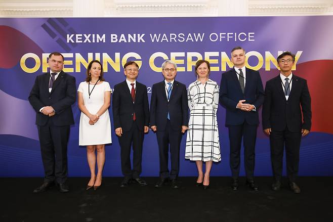 윤희성(오른쪽 네 번째부터) 한국수출입은행장과 태준열 주 폴란드 대사 등이 지난 18일(현지시간) 폴란드 바르샤바에서 열린 ‘수은 바르샤바 사무소 개소식’에서 기념촬영을 하고 있다. [수은 제공]