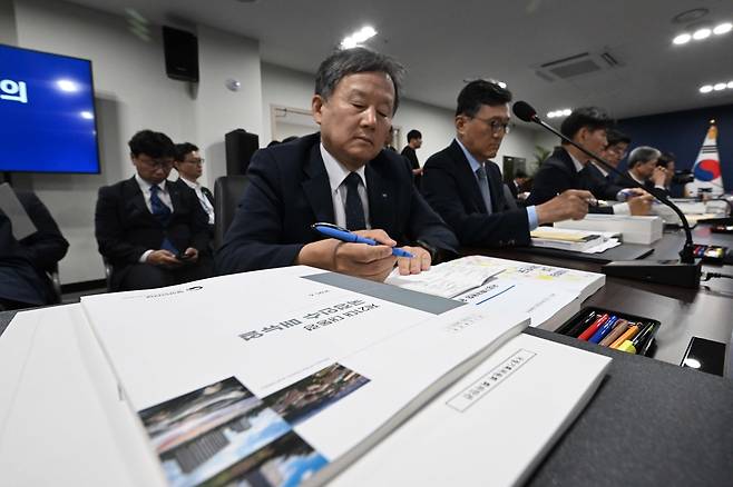 서울 종로구 정부서울청사 창성동 별관에서 열린 국정기획위원회 1차 전체 회의에 행정안전부에서 발행한 ‘제21대 대통령 국정인수 매뉴얼’ 자료가 비치돼 있다. [헤럴드DB]