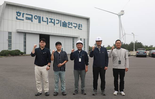 대형 풍력발전기 기술을 개발한 한국에너지기술연구원 연구진.  강태한(왼쪽부터) 학생연구원, 강병호 박사후연구원, 유철 단장, 권대용 선임연구원, 박세명 선임연구원.[한국에너지기술연구원 제공]