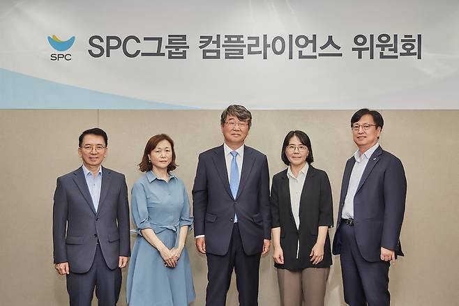 지난 16일 서울 양재동 SPC1945 사옥에서 SPC 컴플라이언스 위원회가 발족식을 갖고 기념촬영을 하고 있다. 왼쪽부터 이정희 위원, 문은숙 위원, 김지형 위원장, 여연심 위원, 경재형 위원 [SPC그룹 제공]