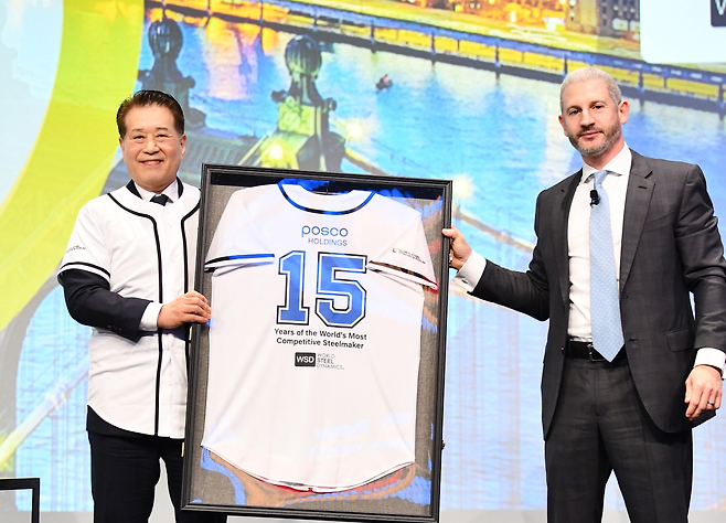 18일(현지시각) 미국 뉴욕에서 열린 WSD 포럼에서 장인화(왼쪽) 포스코그룹 회장이 필립 엥글린 WSD 최고경영자(CEO)로부터 특별 제작된 ‘WSD 명예의 전당 기념액자’를 전달받고 있다. [포스코그룹 제공]