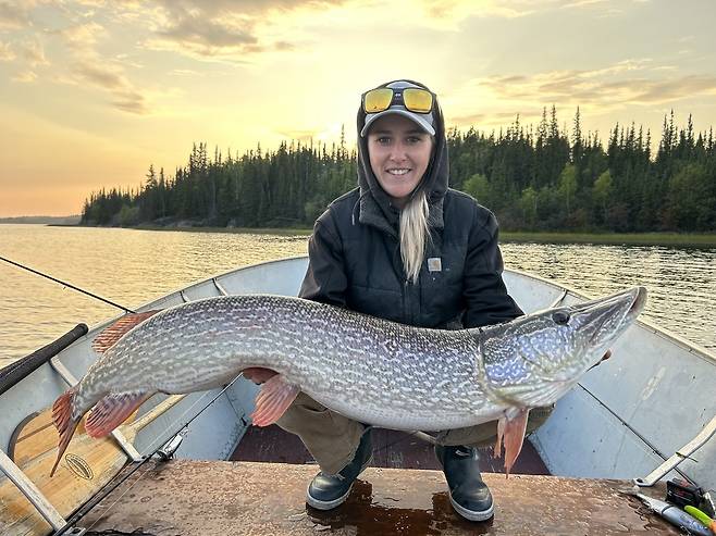 해질녘까지는 낚시 등 다양한 레포츠를 즐기는 곳, 옐로나이프