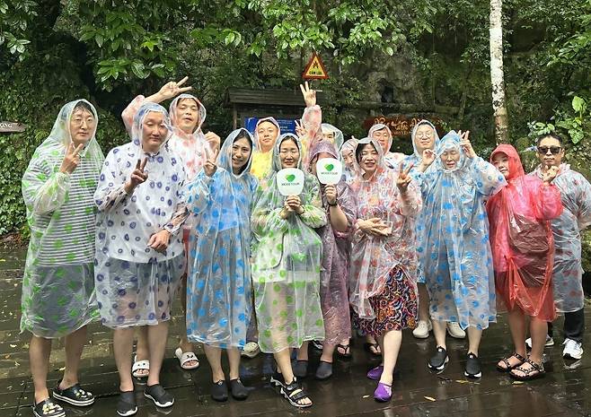 갑작스런 스콜에 비옷 입고, 행색이 남루해졌어도, 즐겁기만 한 모두투어 대리점주의 퐁냐케방 국립공원 탐방. 손님응대에 바빴던 그들의 현장탐방에선 아이디어가 봇물처럼 쏟아졌다는 후문이다.