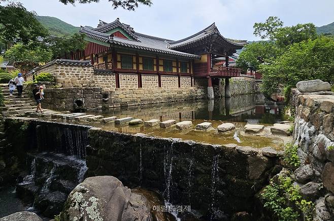 불일폭포를 가로지르는 계곡 징검다리