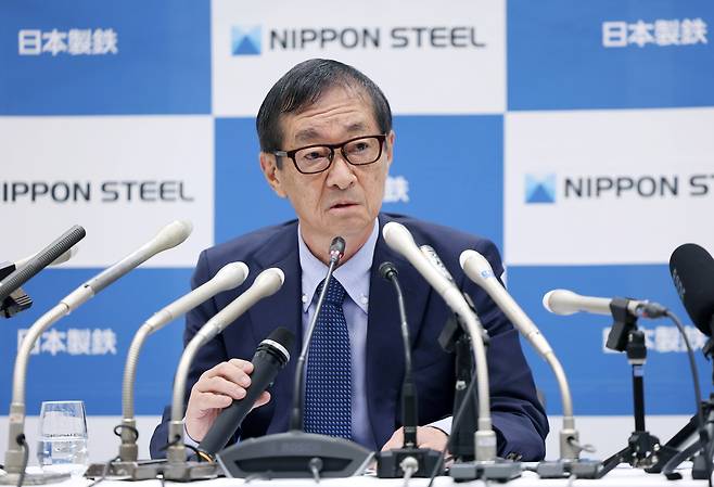 하시모토 에이지 일본제철 회장이 19일 일본 도쿄에서 기자회견을 하고 있다. [EPA]