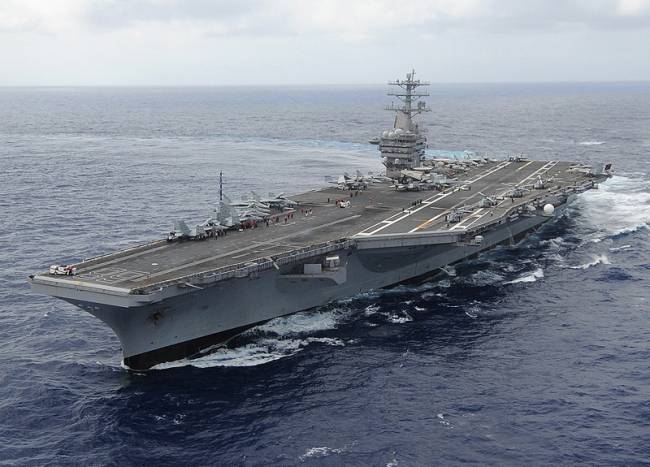 미국의 항공모함 USS 니미츠(CVN 68)호가 지난 16일(현지시간) 베트남에 정박하려던 계획을 취소하고 동남아시아를 떠나던 중 이스라엘과 이란이 전투를 벌이는 가운데 미국의 주둔을 강화하기 위해 중동으로 향하고 있다는 외신 보도가 나왔다. 사진은 니미츠호의 항해 모습. [헤럴드DB]