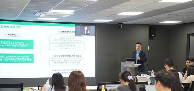 김영석 교보라이프플래닛생명보험 대표가 19일 오후 서울 여의도 보험연구원 콘퍼런스룸에서 발표를 진행하고 있다. [보험연구원 제공]