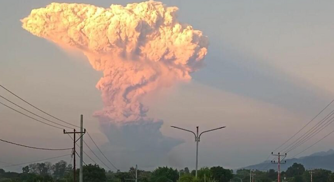 화산 분화로 인해 인도네시아 발리섬에 오가던 항공기들이 대거 취소됐다가 정상 운항을 재개했다. [AP]