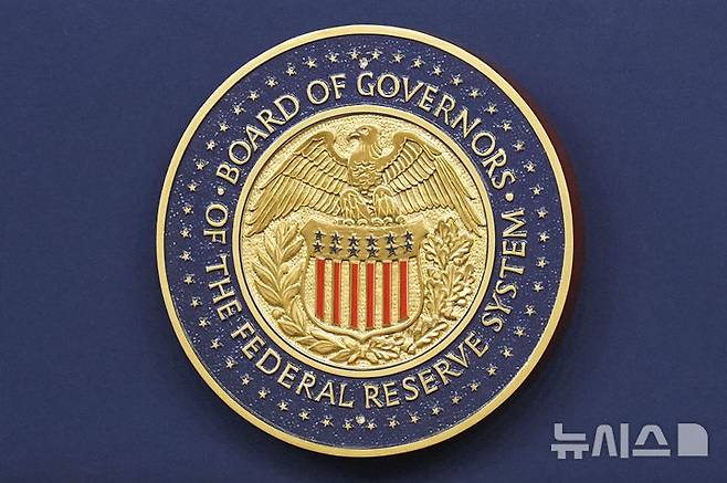 [워싱턴=AP/뉴시스] 지난달 7일(현지 시간) 미국 워싱턴DC 연방준비제도 청사의 로고 모습. 2025.06.19.