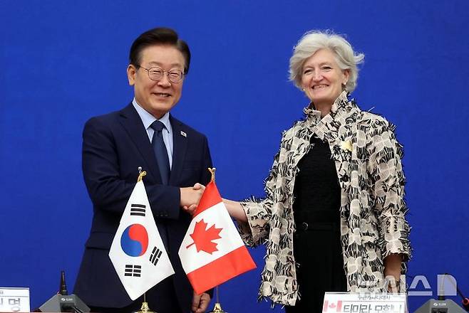 [서울=뉴시스] 조성봉 기자 = 이재명 더불어민주당 대표가 23일 오후 서울 여의도 국회를 찾은 타마라 모휘니(오른쪽) 주한 캐나다대사와 면담에 앞서 기념촬영을 하고 있다. 2024.10.23. suncho21@newsis.com