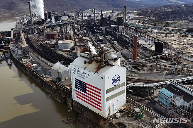 [클레어턴=AP/뉴시스] 지난해 2월26일(현지 시간) 미 펜실베이니아주 클레어턴에 있는 US스틸 공장 모습. (사진=뉴시스DB) 2025.06.19.
