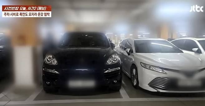 [서울=뉴시스] 선을 넘어 주차한 이웃 주민에게 되레 폭언과 협박을 당했다는 여성의 사연이 제보를 통해 알려졌다. 사진은 A씨(오른쪽)와 B씨의 차량(왼쪽). (사진 = 유튜브 캡처) 2025.06.18. *재판매 및 DB 금지