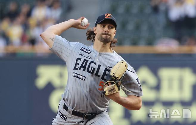 [서울=뉴시스] 김금보 기자 = 지난달 29일 서울 송파구 잠실야구장에서 열린 프로야구 2025 KBO리그 한화 이글스와 LG 트윈스의 경기, 1회말 한화 선발 와이스가 역투 하고 있다. 2025.05.29. kgb@newsis.com