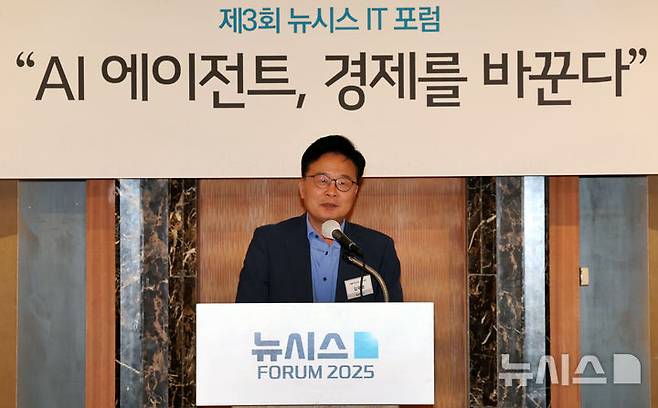 [서울=뉴시스] 배훈식 기자 = 김우영 더불어민주당 의원이 19일 오전 서울 중구 롯데호텔서울에서 열린 제3회 뉴시스 IT 포럼 "AI 에이전트, 경제를 바꾼다"에서 축사를 하고 있다. 2025.06.19. dahora83@newsis.com