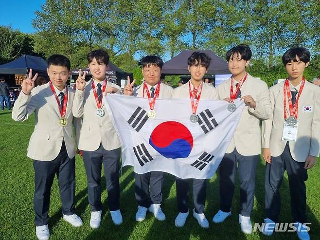 [서울=뉴시스]국제수학올림피아드 한국대표단 전원이 메달 시상식 후 기념 촬영을 하고 있다. 왼쪽부터 박경준, 진영범, 주형조, 최현우, 정유찬, 함우주 학생. (사진=과학기술정보통신부 제공)