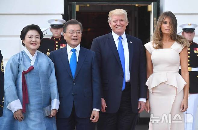 [워싱턴=뉴시스] 전신 기자 = 지난 2017년 6월 29일(현지 시간) 문재인 전 대통령과 부인 김정숙 여사가 미국 워싱턴 백악관에서 열린 정상간 상견례 및 만찬에서 도널드 트럼프 미국 대통령과 부인 멜라니아 여사의 영접을 받고 있다. 2025.06.19. photo1006@newsis.com