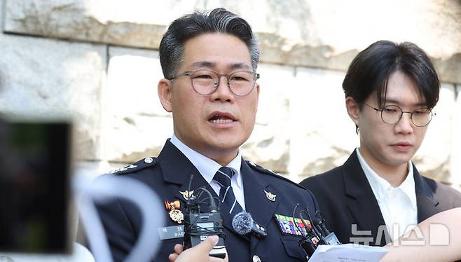 [서울=뉴시스] 추상철 기자 = 전 영등포경찰서 형사과장인 백해룡 경정이 12일 오전 서울 서초구 대검찰청 앞에서 '세관 마약밀수 연루 의혹'과 관련해 합동수사팀 출범에 대한 입장 발표를 하고 있다. 2025.06.12. scchoo@newsis.com