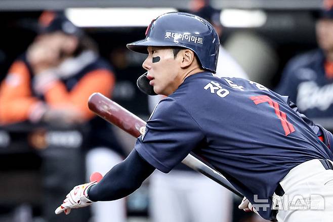 [서울=뉴시스] 프로야구 롯데 자이언츠의 장두성이 지난달 24일 대전 한화생명볼파크에서 열린 2025 신한 쏠뱅크 KBO리그 한화 이글스와의 경기에서 안타를 치고 있다. (사진=롯데 자이언츠 제공) 2025.05.24.