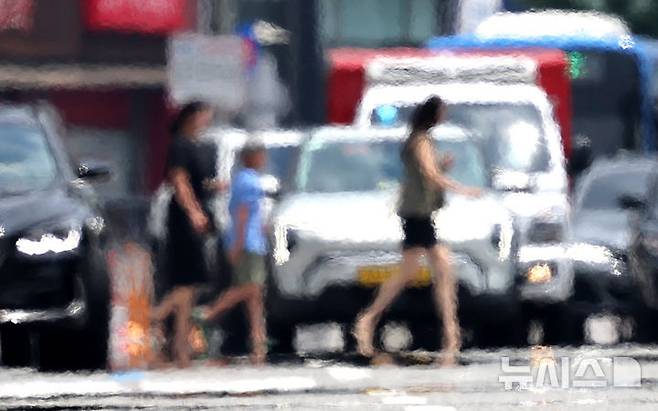 [대구=뉴시스] 이무열 기자 = 전국이 30도 안팎의 무더운 날씨를 보인 19일 대구 중구 달구벌대로에 지열로 인한 아지랑이가 피어오르고 있다. 2026.06.19. lmy@newsis.com