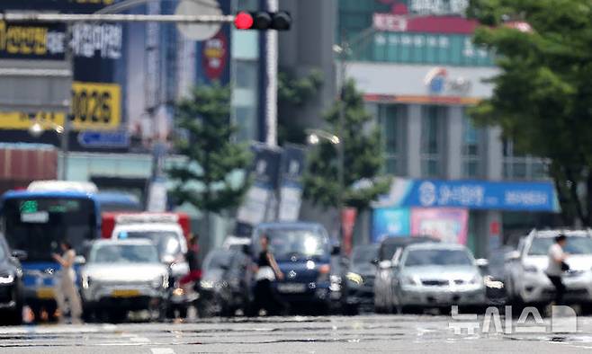 [대구=뉴시스] 이무열 기자 = 전국이 30도 안팎의 무더운 날씨를 보인 19일 대구 중구 달구벌대로에 지열로 인한 아지랑이가 피어오르고 있다. 2026.06.19. lmy@newsis.com