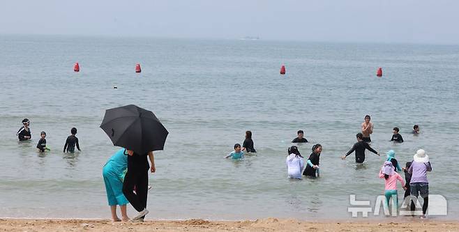 [인천=뉴시스] 전진환 기자 = 전국이 30도 안팎의 무더운 날씨를 보인 19일 인천 중구 을왕리해수욕장을 찾은 시민들이 더위를 식히고 있다.  인천 중구지역 해수욕장은 오는 21일 일제히 개장한다. 2025.06.19. amin2@newsis.com