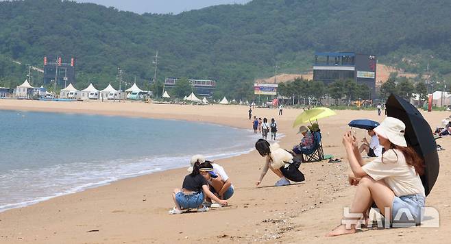 [인천=뉴시스] 전진환 기자 = 전국이 30도 안팎의 무더운 날씨를 보인 19일 인천 중구 왕산해수욕장을 찾은 시민들이 바닷바람에 더위를 식히고 있다.  인천 중구지역 해수욕장은 오는 21일 일제히 개장한다. 2025.06.19. amin2@newsis.com