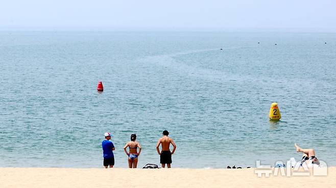 [인천=뉴시스] 전진환 기자 = 전국이 30도 안팎의 무더운 날씨를 보인 19일 인천 중구 왕산해수욕장을 찾은 관광객들이 바닷바람에 더위를 식히고 있다.  인천 중구지역 해수욕장은 오는 21일 일제히 개장한다. 2025.06.19. amin2@newsis.com
