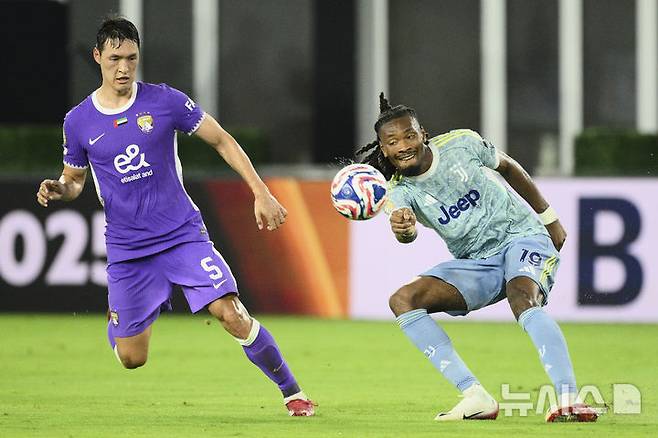 [워싱턴=AP/뉴시스] 축구 국가대표 미드필더 박용우(알아인·아랍에미리트), 2025 국제축구연맹(FIFA) 클럽월드컵 조별리그 G조 1차전에서 유벤투스(이탈리아) 상대. 2025.06.18.