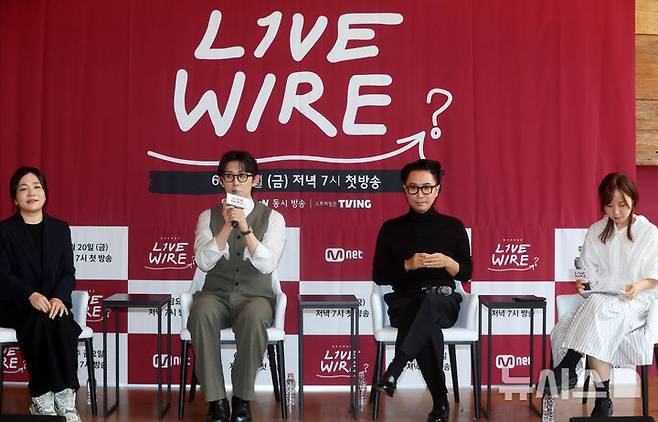 [서울=뉴시스] 김혜진 기자 = 가수 코드쿤스트(왼쪽 두번째)가 19일 오전 서울 중구 커뮤니티하우스 마실에서 열린 Mnet '라이브 와이어' 제작발표회에서 인사말을 하고 있다. 2025.06.19. jini@newsis.com