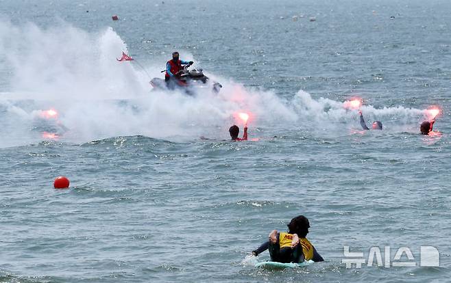 [부산=뉴시스] 하경민 기자 = 부산해경과 서프구조대 등이 19일 부산 해운대구 송정해수욕장에서 이안류 등으로 피서객이 먼 바다로 떠내려가는 상황을 가정한 합동 구조훈련을 하고 있다.부산지역 7개 해수욕장 중 해운대와 송정 해수욕장은 오는 21일 문을 열고, 광안리·송도·다대포·일광·임랑 등 나머지 5개 해수욕장은 오는 7월1일 일제히 개장한다. 2025.06.19. yulnetphoto@newsis.com