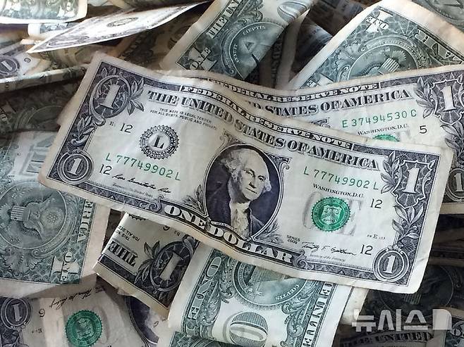 [AP/뉴시스] 18일(현지 시간) 파이낸셜타임스에 따르면 미 재무부는 4월 외국인 보유 미 국채 규모가 전월 대비 361억 달러 감소한 약 9조 달러로 집계됐다고 밝혔다. 사진은 미국 1달러 지폐. 2025.06.19.