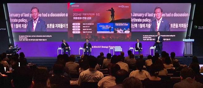 [안동=뉴시스] 김학홍 경북도 행정부지사가 19일 서울 신라호텔에서 열린 인구전략 포럼에서 도의 '저출생과 전쟁' 전략을 소개하고 있다. (사진=경북도 제공) 2025.06.19. photo@newsis.com *재판매 및 DB 금지