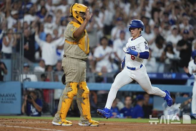 [로스엔젤레스=AP/뉴시스] LA 다저스의 김혜성이 19일(현지 시간) 미 캘리포니아주 로스앤젤레스의 다저스타디움에서 벌어진 2025 MLB 샌디에이고 파드리스와의 경기에 5회말 1루수 키를 넘기는 2루타를 친 후 후속 타자인 탈튼 러싱이 적시타를 때려내자 홈을 밟아 득점하고 있다. 이날 8번 타자 중견수로 선발 출전한 김혜성은 2타수 1안타 1득점을 기록했고 다저스는 4-3으로 승리했다. 2025.06.19.