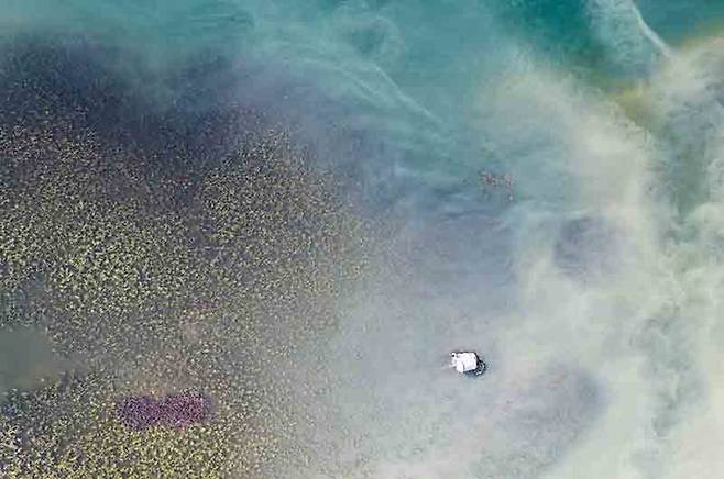 김재경 작가의 ‘의암호의 형형색색 작품.(사진=영월군 제공) *재판매 및 DB 금지