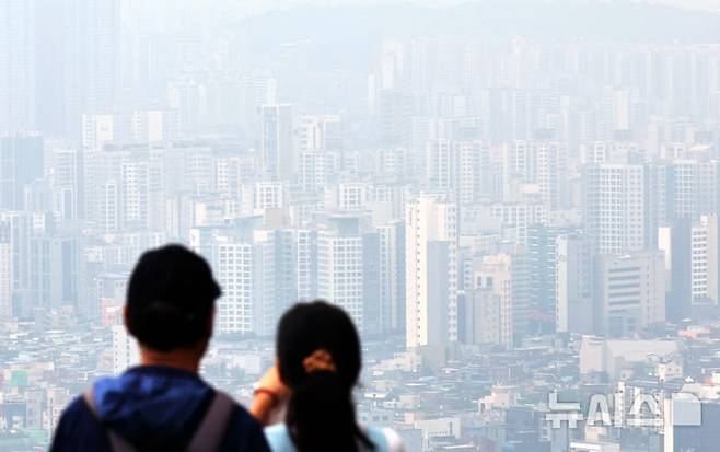 [서울=뉴시스] 박주성 기자 = 서울 아파트값이 꾸준히 오르면서 25개 자치구 중 80%의 집값이 문재인 정부 시절 전고점의 90%를 넘긴 것으로 나타났다. 16일 한국부동산원 6월 둘째 주(9일) 주간 아파트 가격 동향에 따르면, 아파트 매매가격지수는 서울 평균 101.26으로 문재인 정부 시절 전고점(104.63)의 96.8% 수준을 기록했다. 사진은 16일 남산에서 바라본 서울 아파트의 모습. 2025.06.16. park7691@newsis.com