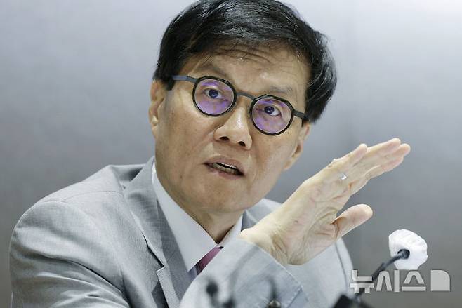 [서울=뉴시스] 최동준 기자 = 이창용 한국은행 총재가 18일 서울 중구 한국은행에서 열린 2025년 상반기 물가설명회에서 취재진 질문에 답변하고 있다. 2025.06.18. photocdj@newsis.com