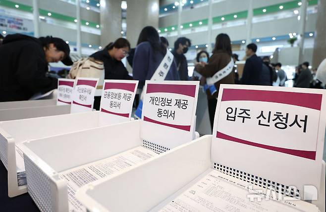 [인천=뉴시스] 전진환 기자 = 인천 남동구 인천시청 중앙홀에 마련된 천원주택(매입임대주택) 접수처에서 예비 입주자들이 입주 신청서를 작성하고 있다. 2025.03.06. amin2@newsis.com