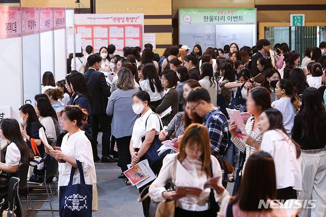 [서울=뉴시스] 권창회 기자 = 2023년 9월 서울 동작구 서울여성플라자에서 열린 제15회 결혼이민자 취업박람회에서 결혼이민자들이 채용면접을 보기 위해 길게 줄 서 있다. 2023.09.21. kch0523@newsis.com