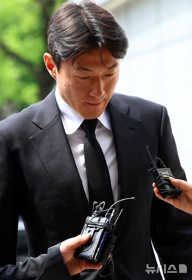 [서울=뉴시스] 박주성 기자 = 불법 촬영 혐의로 1심에서 징역형 집행유예를 선고받은 축구선수 황의조가 19일 서울 서초구 서울중앙지방법원에서 열린 항소심 1차 공판에 출석하고 있다. 2025.06.19. park7691@newsis.com