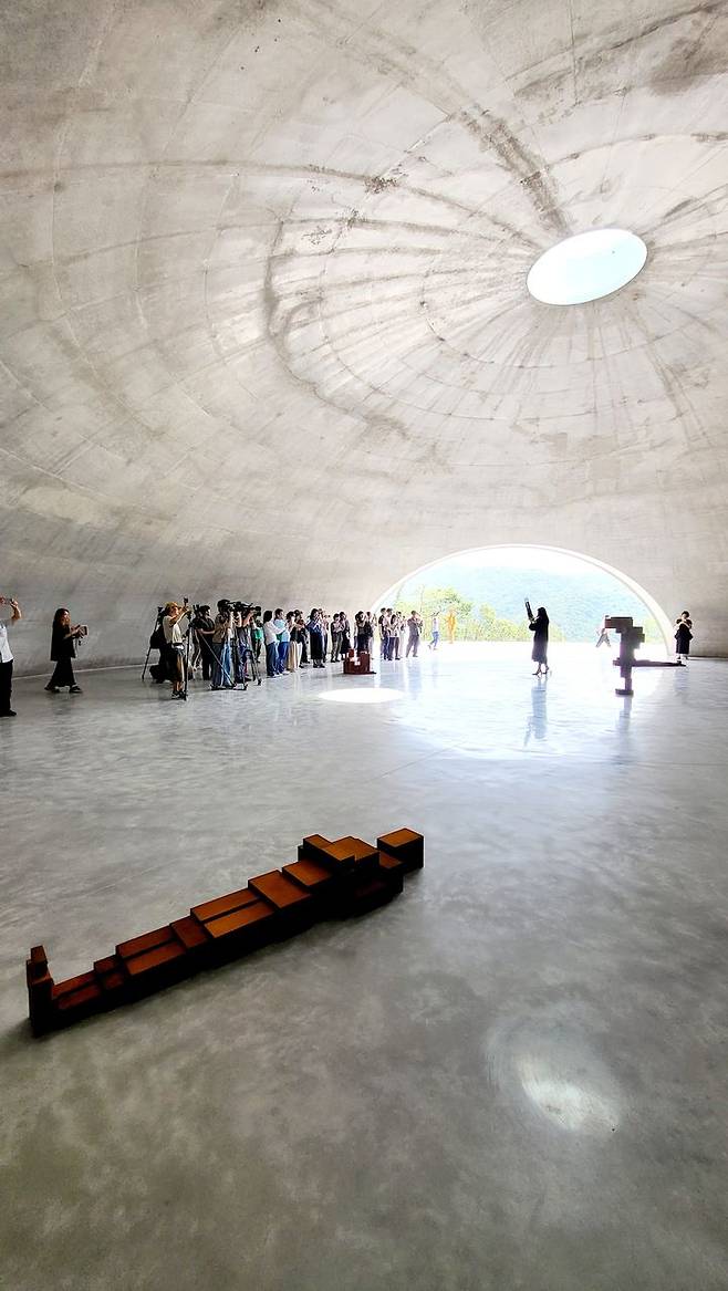 [사진=박현주 미술전문기자] 안토니 곰리와 안도 타다오가 협업해 탄생한 '그라운드' 공간. 곰리의 녹슨 철조각 7점이 함께 설치됐다. *재판매 및 DB 금지
