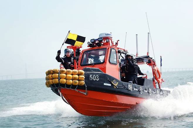 [인천=뉴시스] 고속단정 운용역량 경연대회에서 단정운용 해상평가를 실시 중인 해양경찰. (사진=서특단 제공) 2025.06.19. photo@newsis.com *재판매 및 DB 금지