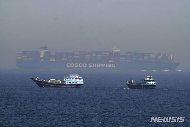 [호르무즈 해협=AP/뉴시스] 이스라엘과 이란 간 무력 충돌이 7일째 이어지는 가운데, 중동 해상 요충지인 호르무즈 해협의 봉쇄 가능성이 국제사회 관심사로 부상하고 있다.  사진은 2023년 5월 호르무즈 해협에서 항해 중인 대형 컨테이너선과 선박. 2025.06.19