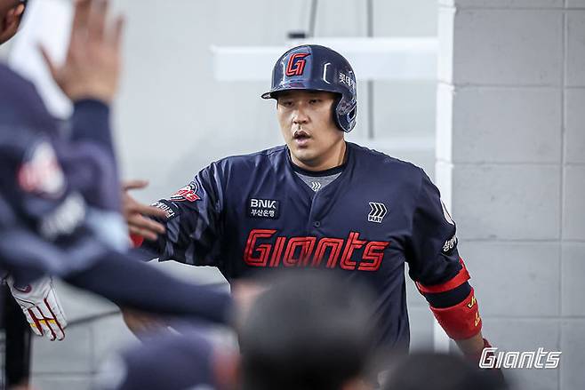 [서울=뉴시스] 프로야구 롯데 자이언츠 유강남이 23일 대전 한화생명볼파크 열린 2025 신한 쏠뱅크 한화 이글스와의 경기에 8번타자 포수로 선발 출전해 솔로 홈런을 터뜨리고 있다. (사진=롯데 자이언츠 제공) 2025.05.23. photo@newsis.com *재판매 및 DB 금지