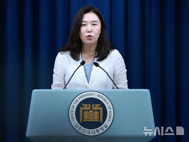 [서울=뉴시스] 고범준 기자 = 강유정 대변인이 19일 서울 용산구 대통령실 브리핑룸에서 주치의 위촉 관련 브리핑을 하고 있다. 2025.06.19. bjko@newsis.com