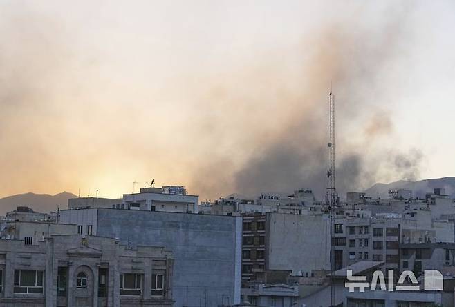 [테헤란=AP/뉴시스] 18일(현지 시간)  이란 테헤란에서 이스라엘의 공격을 받은 후 연기가 치솟고 있다. 2025.06.19.